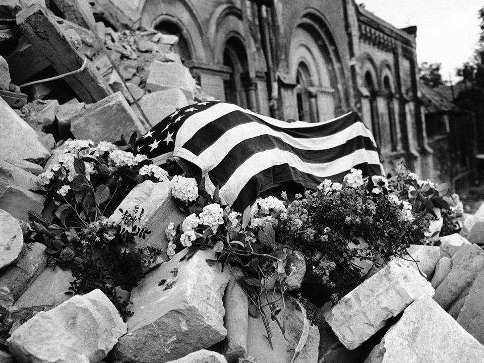 Le corps fut déposé sur les ruines de l église SAINTE CROIX