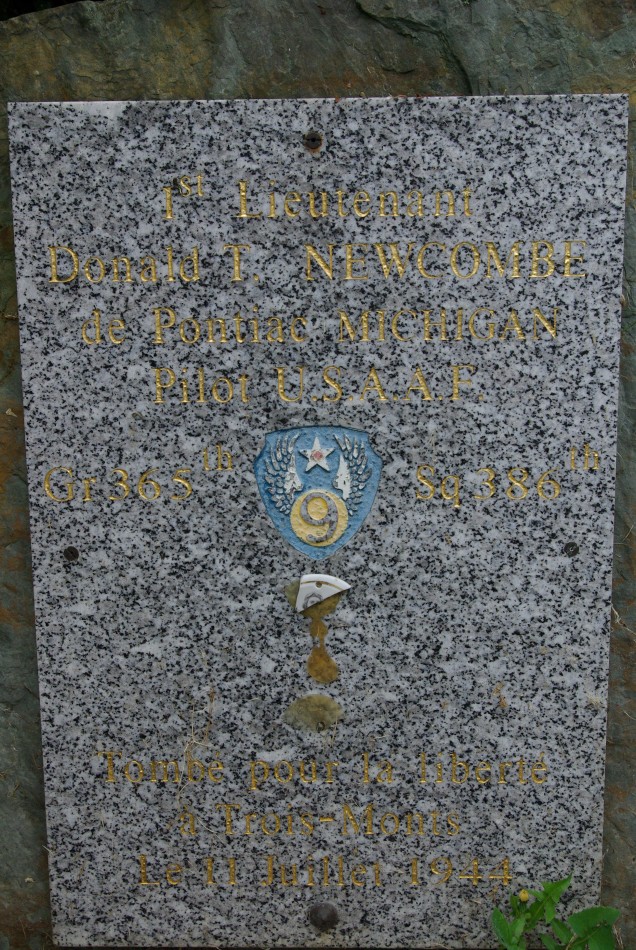 NEWCOMBE stele troismonts