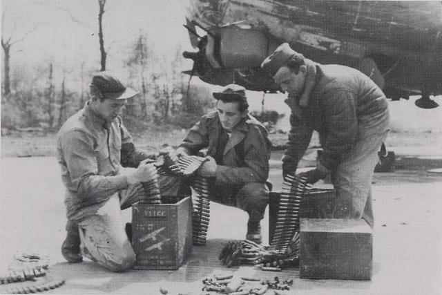 Techniciens qui arment le B-17 Wabbit Twacks