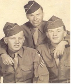 C D Smith (au centre) avec des amis non identifiés