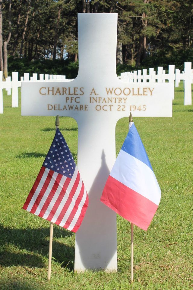 WOOLLEY Charles A tombe