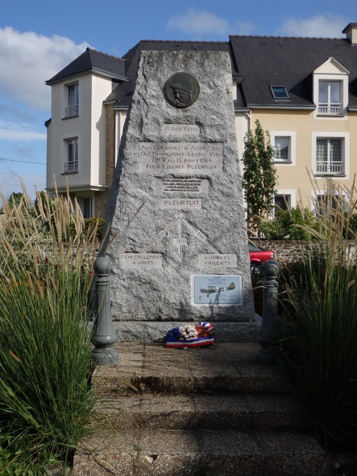 43 30014 stele pleurthuis