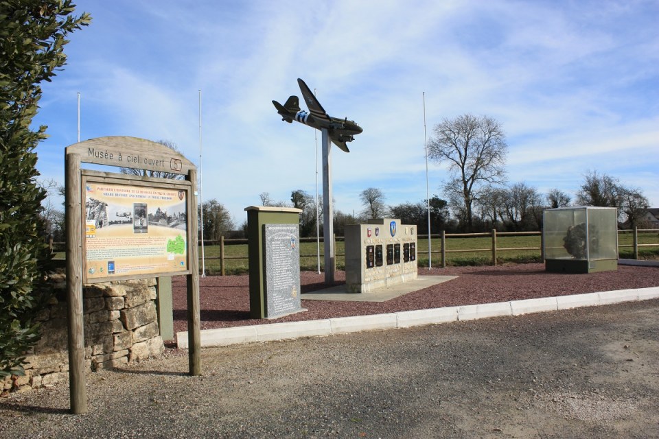 43 30734 stele picauville 1